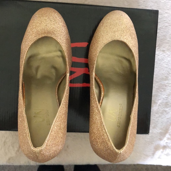NWT Unsensored Women’s Gold Glitter Heels, Sz 7.5 - Picture 2 of 7